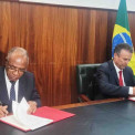 Ministros da Agricultura de Angola, Isaac dos Anjos, e do Brasil, Andr&eacute; de Paula, assinam instrumento de coopera&ccedil;&atilde;o