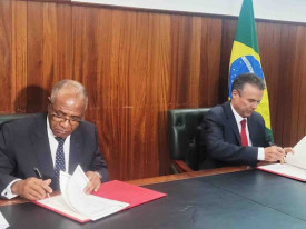 Ministros da Agricultura de Angola, Isaac dos Anjos, e do Brasil, Andr&eacute; de Paula, assinam instrumento de coopera&ccedil;&atilde;o - Angop