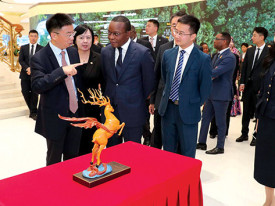 Presidente do Parlamento, Ad&atilde;o de Almeida, na China - Edi&ccedil;&otilde;es Novembro 
