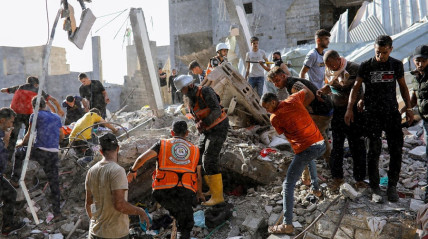 Queda de edif&iacute;cio em Gaza faz 20 mortos e centenas de desaparecidos 