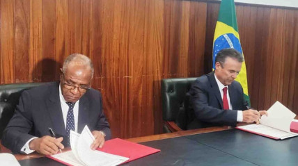 Ministros da Agricultura de Angola, Isaac dos Anjos, e do Brasil, Andr&eacute; de Paula, assinam instrumento de coopera&ccedil;&atilde;o