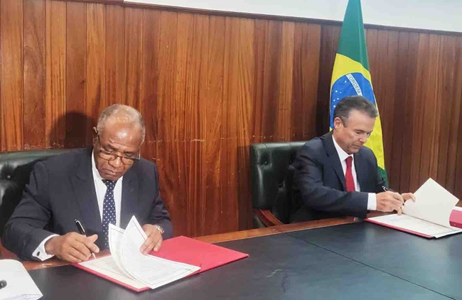 Ministros da Agricultura de Angola, Isaac dos Anjos, e do Brasil, Andr&eacute; de Paula, assinam instrumento de coopera&ccedil;&atilde;o
