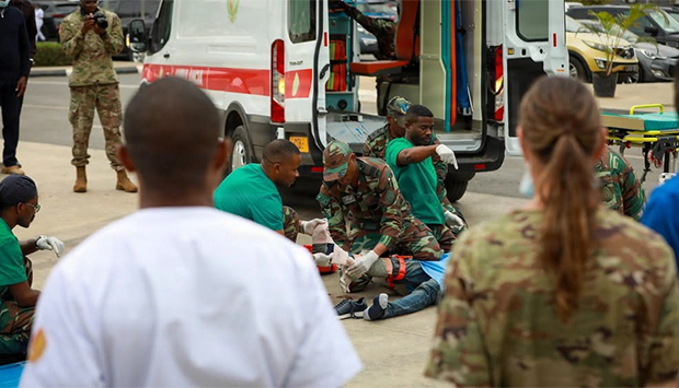 Profissionais militares da sa&uacute;de de Angola e dos EUA