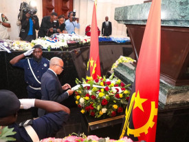 Ministro da Defesa Nacional, Antigos Combatentes e Veteranos da P&aacute;tria, L&uacute;cio Amaral, depositou coroa de flores no Sarc&oacute;fago de Ant&oacute;nio Agostinho Neto - Edi&ccedil;&otilde;es Novembro