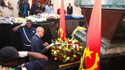 Ministro da Defesa Nacional, Antigos Combatentes e Veteranos da P&aacute;tria, L&uacute;cio Amaral, depositou coroa de flores no Sarc&oacute;fago de Ant&oacute;nio Agostinho Neto