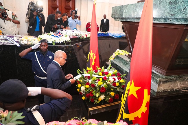 Ministro da Defesa Nacional, Antigos Combatentes e Veteranos da P&aacute;tria, L&uacute;cio Amaral, depositou coroa de flores no Sarc&oacute;fago de Ant&oacute;nio Agostinho Neto