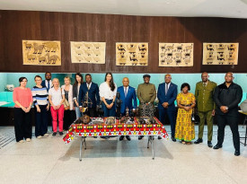 Embaixada de Angola doa pe&ccedil;as de artesanato ao Museu de Arte Africana da S&eacute;rvia - DR