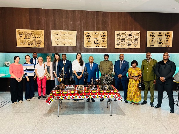 Embaixada de Angola doa pe&ccedil;as de artesanato ao Museu de Arte Africana da S&eacute;rvia