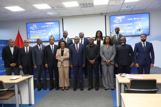 Participantes na confer&ecirc;ncia de imprensa sobre a quarta edi&ccedil;&atilde;o do F&oacute;rum Pan-Africano para a Cultura de Paz e N&atilde;o Viol&ecirc;ncia - Bienal de Luanda