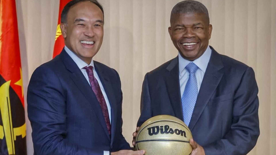 Jo&atilde;o Louren&ccedil;o com o vice-comiss&aacute;rio e director de Opera&ccedil;&otilde;es da NBA