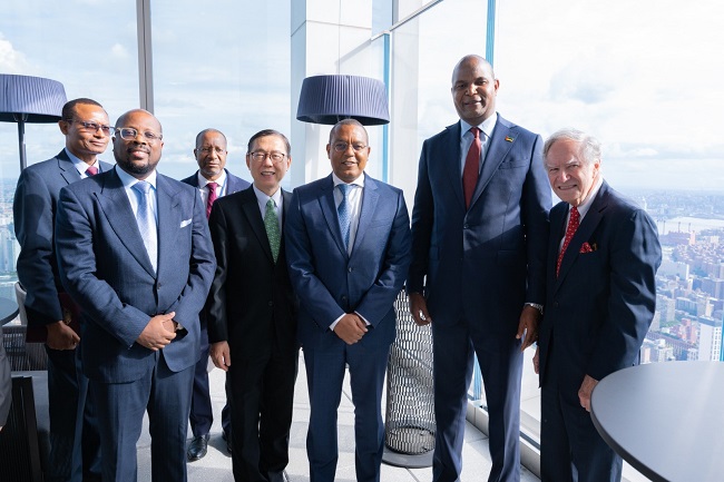 Ministro de Estado Jos&eacute; de Lima Massano (3&ordm; dir.) e Presidente de Mo&ccedil;ambique, Daniel Chapo (2&ordm; dir.) entre os participantes no Forbes &Aacute;frica Day