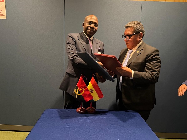 Angola e Bol&iacute;via assinaram Acordo de Supress&atilde;o de Vistos em Passaportes Diplom&aacute;ticos e de Servi&ccedil;o