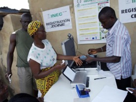 Comiss&atilde;o Eleitoral da Nig&eacute;ria anuncia entrega de cart&otilde;es de eleitor - DR