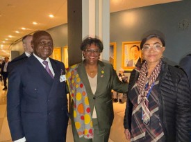 Ministro das Rela&ccedil;&otilde;es Exteriores, T&eacute;te Ant&oacute;nio, e candidata a directora-geral da FAo, Josefa Sacko, encontram-se com primeira-ministra de Barbados, Mia Amor Mottley (centro) - MIREX