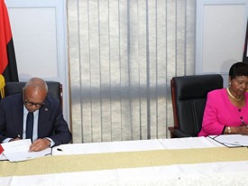 Ministros da Defesa de Angola, L&uacute;cio Amaral, e do Zimbabwe, Oppah Muchinguri-Kashiri, rubricaram Acordo de Coopera&ccedil;&atilde;o - Edi&ccedil;&otilde;es Novembro