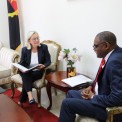 Secret&aacute;rio de Estado para a Coopera&ccedil;&atilde;o Internacional e Comunidades Angolanas, Domingos Vieira Lopes, recebeu Satu Helina Lassila, embaixadora da Finl&acirc;ndia em Angola