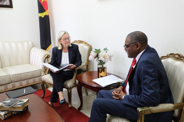 Secret&aacute;rio de Estado para a Coopera&ccedil;&atilde;o Internacional e Comunidades Angolanas, Domingos Vieira Lopes, recebeu Satu Helina Lassila, embaixadora da Finl&acirc;ndia em Angola