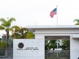 Governo dos EUA suspende servi&ccedil;os consulares no Brasil antes das elei&ccedil;&otilde;es - DR