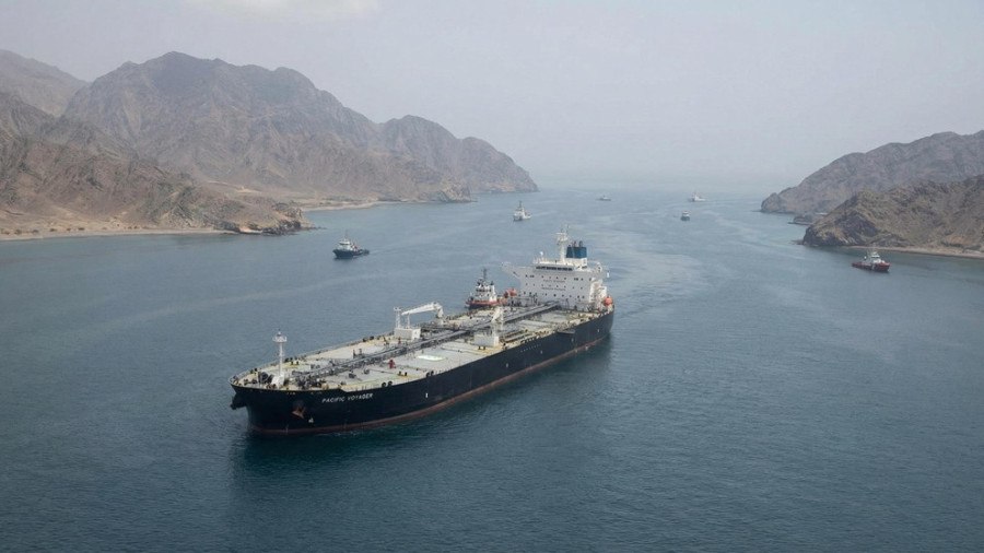 Proj&eacute;ctil de origem desconhecida atinge petroleiro no largo de Om&atilde;