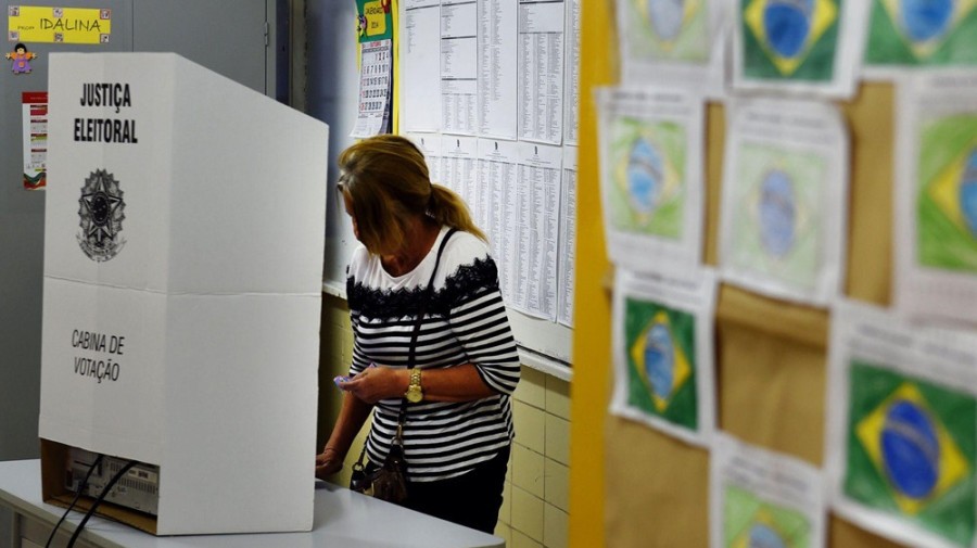 Brasileiros votam numa elei&ccedil;&atilde;o presidencial marcada pela forte polariza&ccedil;&atilde;o
