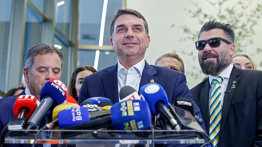 Candidato derrotado nas elei&ccedil;&otilde;es presidenciais do Brasil, Fl&aacute;vio Bolsonaro