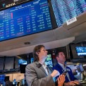 Mercados mundiais recuperam enquanto petr&oacute;leo e yields recuam