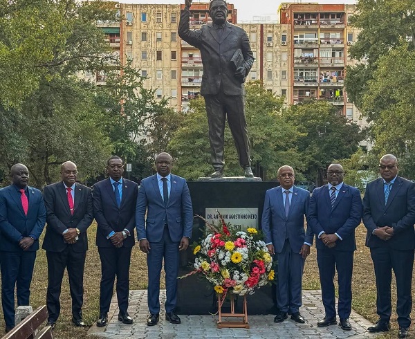 Delega&ccedil;&atilde;o do Minist&eacute;rio do Interior, chefiada pelo ministro Manuel Homem, rendeu homenagem ao Fundador da Na&ccedil;&atilde;o, em Belgrado (S&eacute;rvia)