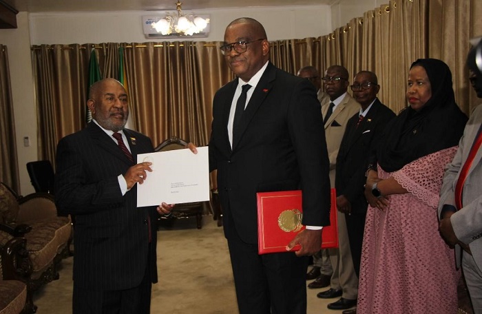 Embaixador de Angola na Uni&atilde;o das Comores, Domingos de Almeida Coelho, apresentou as Cartas Credenciais ao Presidente Azali Assoumani