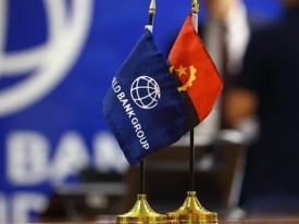 Bandeiras de Angola e do Banco Mundial - DR
