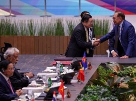 L&iacute;der de Myanmar recebe acolhimento oficial na Mal&aacute;sia - DR
