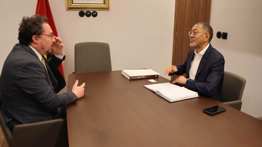 Encontro entre o ministro dos Recursos Minerais (&agrave; dir.)  e o embaixador da Turquia