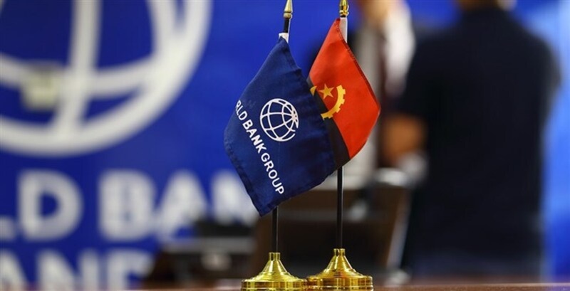 Bandeiras de Angola e do Banco Mundial