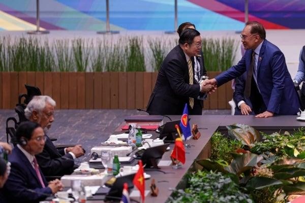 L&iacute;der de Myanmar recebe acolhimento oficial na Mal&aacute;sia