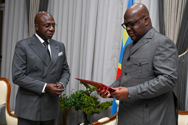 Ministro das Rela&ccedil;&otilde;es Exteriores, T&eacute;te Ant&oacute;nio, entrega mensagem do Presidente Jo&atilde;o Louren&ccedil;o ao hom&oacute;logo da RDC, F&eacute;lix Tshisekedi