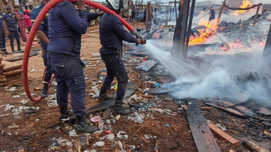 Inc&ecirc;ndio no mercado do Kikolo em Luanda 