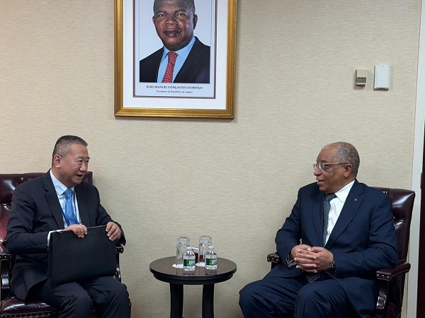 Representante permanente de Angola junto da ONU, Francisco Jos&eacute; da Cruz, reuniu-se, em Nova Iorque, com o enviado especial do Secret&aacute;rio-Geral da ONU para a regi&atilde;o dos Grandes Lagos, Huang Xia