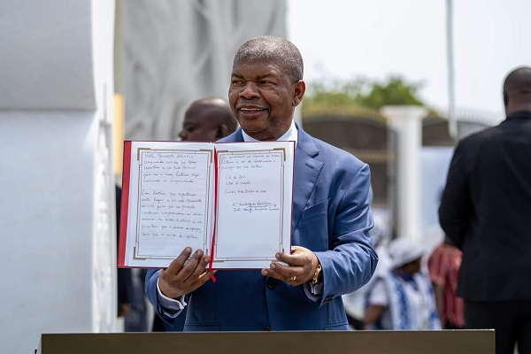 Presidente da Rep&uacute;blica, Jo&atilde;o Louren&ccedil;o, escreve mensagem no Livro de Honra do Memorial &agrave;s Vitimas dos Conflitos Pol&iacute;ticos