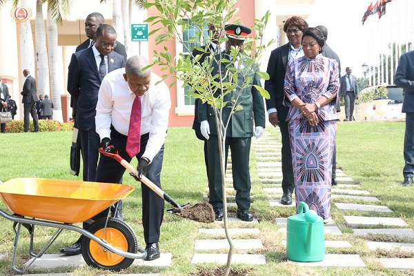 Presidente da Rep&uacute;blica, Jo&atilde;o Louren&ccedil;o, planta uma &aacute;rvore num dos jardins da Assembleia Nacional de Angola, em Outubro de 2026