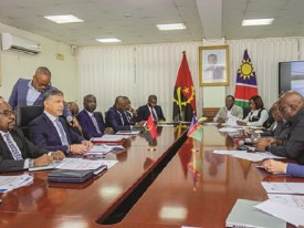 Ministros da Energia e &Aacute;guas de Angola, Jo&atilde;o Baptista Borges, e das Minas e Energia da Nam&iacute;bia, Modestus Amutse, definem modelo de financiamento para constru&ccedil;&atilde;o da barragem de Baynes - Edi&ccedil;&otilde;es Novembro