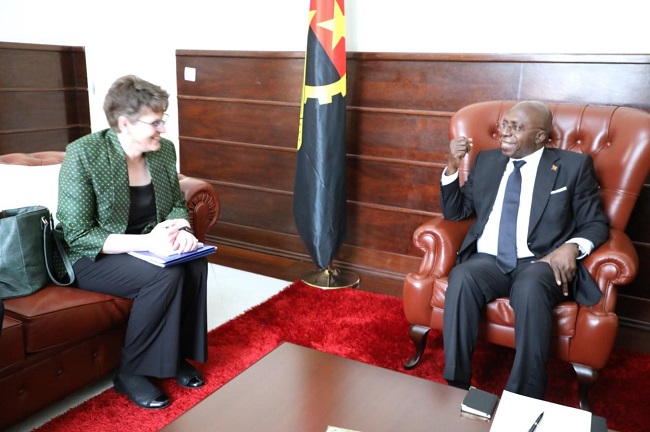 Ministro das Rela&ccedil;&otilde;es Exteriores, T&eacute;te Ant&oacute;nio, recebe Encarregada de Neg&oacute;cios dos EUA em Angola, Shannon Nagy Cazeau