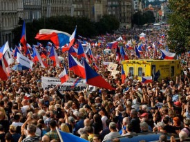 Subida dos pre&ccedil;os dos combust&iacute;veis intensifica protestos na Europa - DR