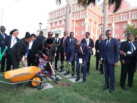 Presidente da Nam&iacute;bia, Netumbo Nandi-Ndaitwah, plantou uma &aacute;rvore da esp&eacute;cie ac&aacute;cia, no Jardim Norte da Assembleia Nacional de Angola - Assembleia Nacional