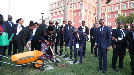 Presidente da Nam&iacute;bia, Netumbo Nandi-Ndaitwah, plantou uma &aacute;rvore da esp&eacute;cie ac&aacute;cia, no Jardim Norte da Assembleia Nacional de Angola