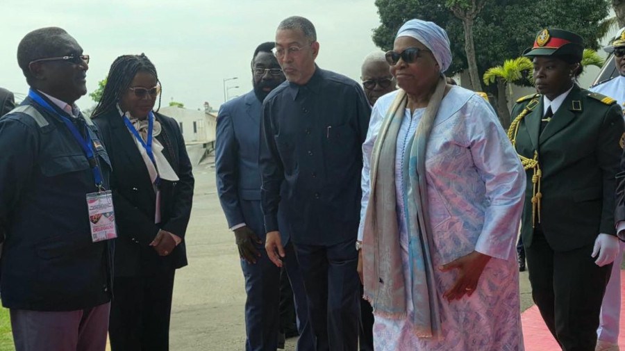Presidente da Nam&iacute;bia visita refinaria de Luanda 