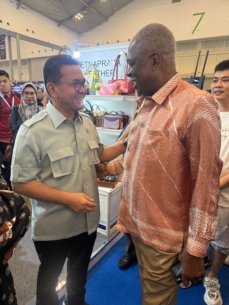 Embaixador de Angola, Flor&ecirc;ncio de Almeida, e Budi Santoso, ministro do Com&eacute;rcio da Indon&eacute;sia