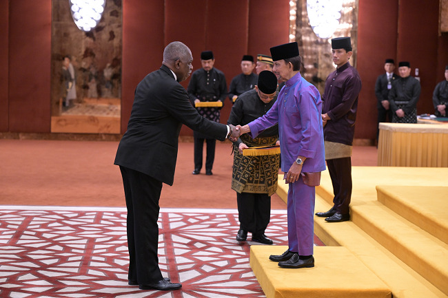 Embaixador de Angola Flor&ecirc;ncio de Almeida acreditado no Sultanato de Brunei