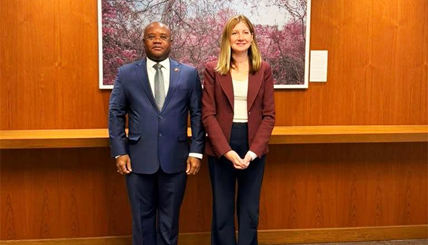 Embaixador de Angola n&atilde;o residente no Canad&aacute;, e a ministra-adjunta respons&aacute;vel por &Aacute;frica