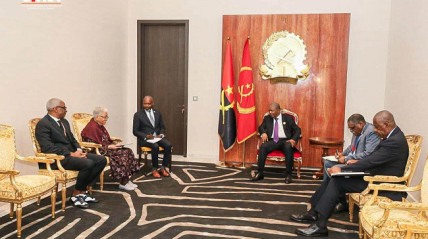 Presidente da Rep&uacute;blica, Jo&atilde;o Louren&ccedil;o, recebeu a antiga Presidente da Lib&eacute;ria, Ellen Johnson