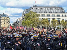 Fran&ccedil;a mobiliza 70 mil pol&iacute;cias para travar nova vaga de protestos nas ruas - DR