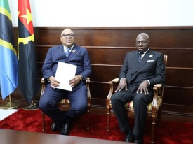 Ministros das Rela&ccedil;&otilde;es Exteriores de Angola, T&eacute;te Ant&oacute;nio, e dos Neg&oacute;cios Estrangeiros e Coopera&ccedil;&atilde;o da &Aacute;frica Oriental da Tanz&acirc;nia, Mahmoud Thabit Kombo, reuniram-se em Luanda - MIREX